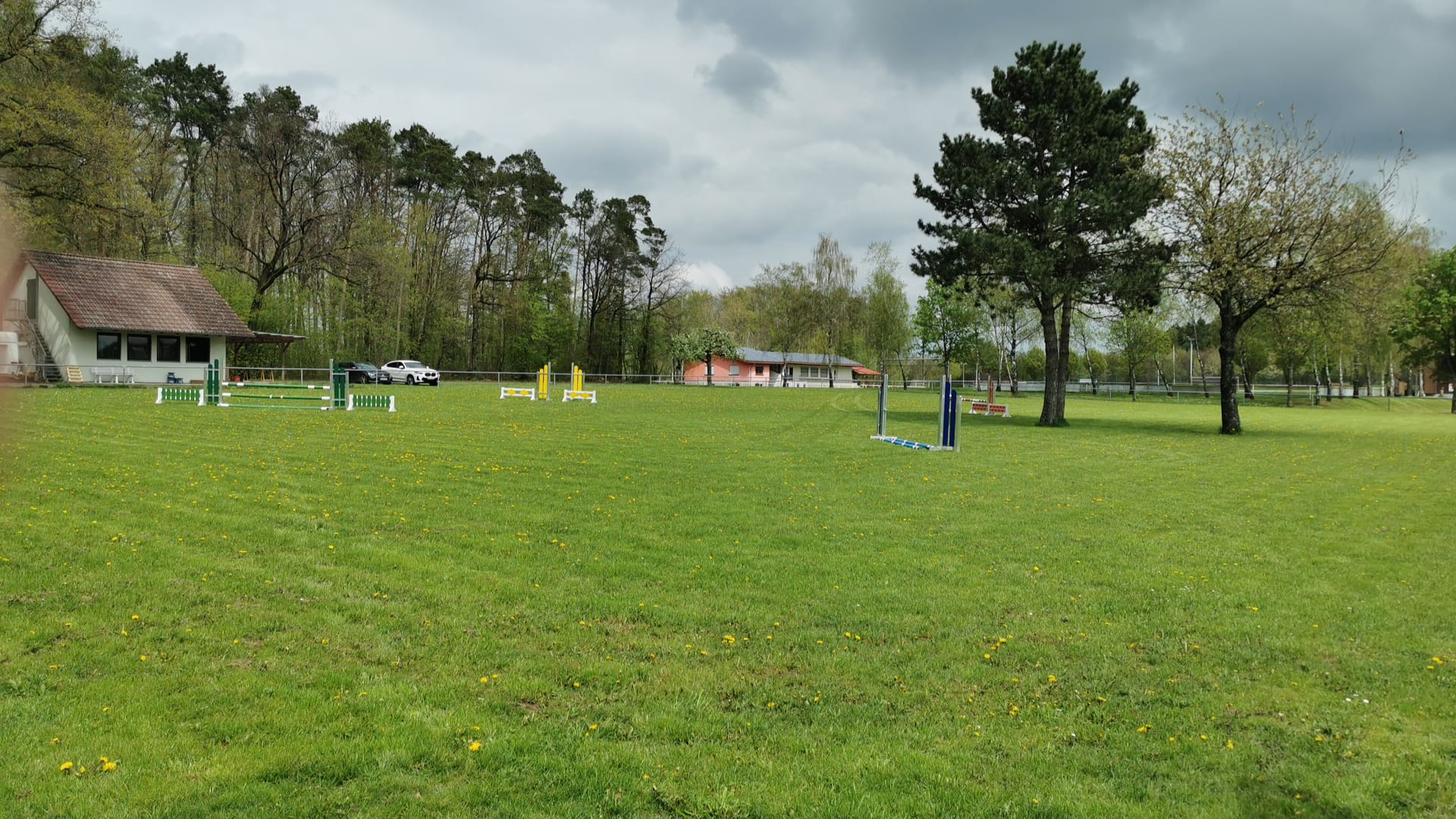 Springplatz mit Reiterschnecke des Reit- und Fahrverein Assamstadt e. V. Springplatz mit Blick auf Reiterschenke des Reit- und Fahrverein Assamstadt e. V.